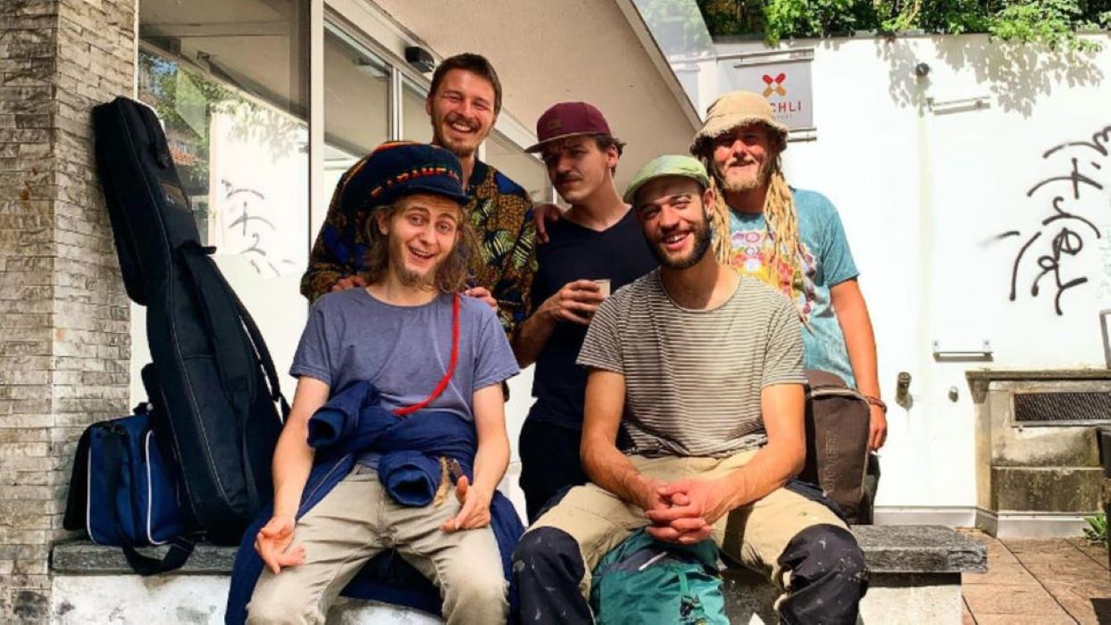 Identifikation mit dem Reggae-Lebensstil: Lauwarm-Musiker mit Dreadlocks. Bild: www.instagram.com/lauwarm_music/