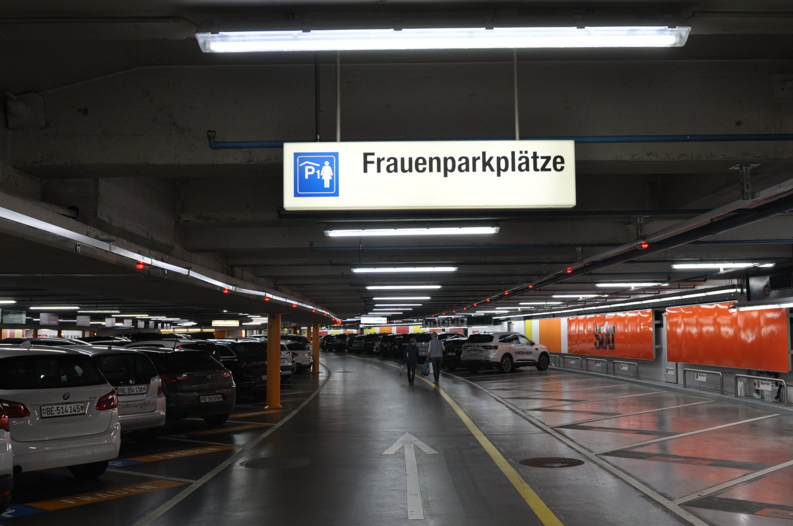 Frauenparkplätze wie hier im Bahnhofparking in Bern ­ver­schwinden in der Schweiz langsam, aber sicher. Bild: L. Quolantoni