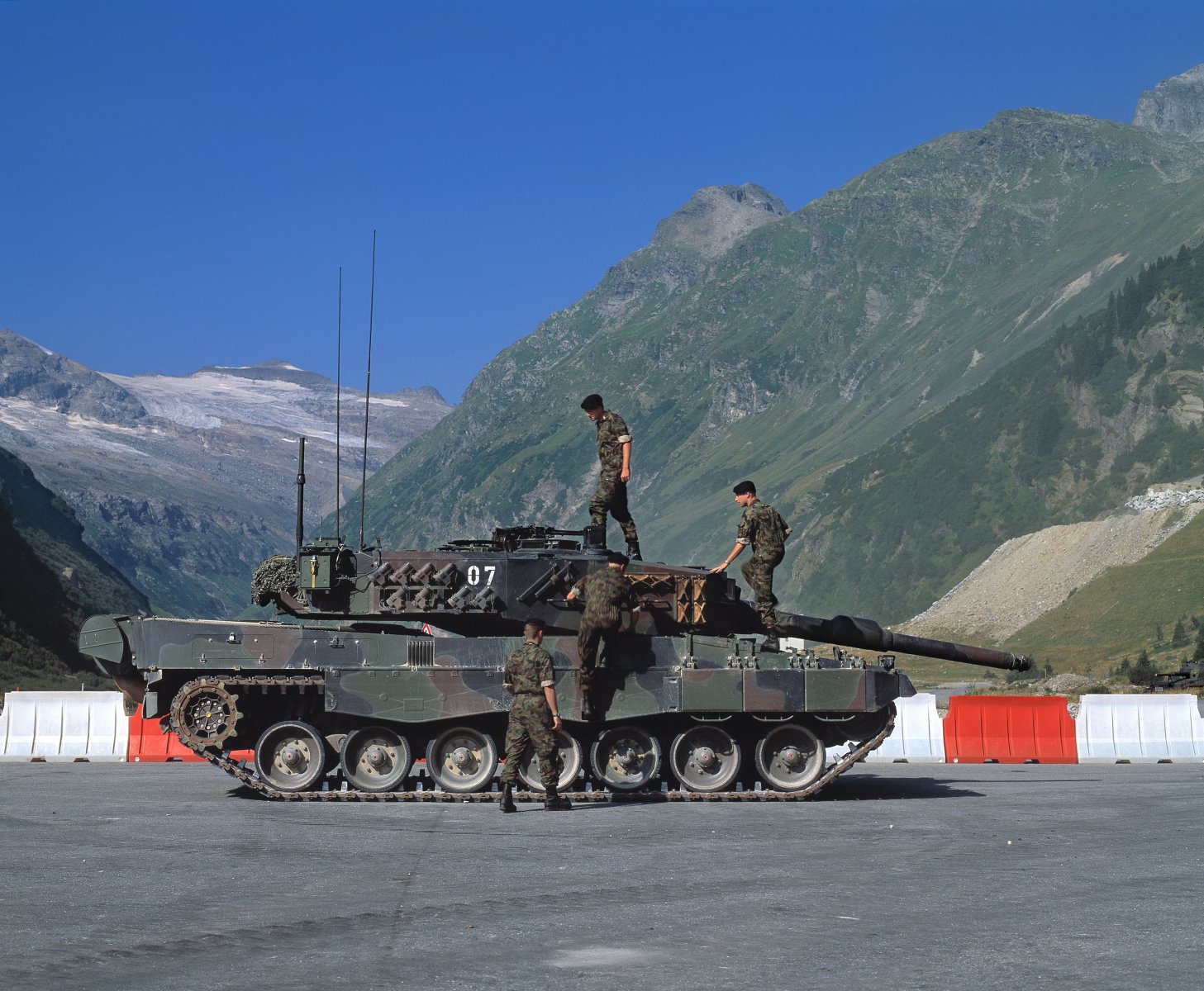 Streitobjekt: Ein Leopard-2-Panzer der Schweizer Armee auf dem Schiessplatz Hinterrhein (GR). Bild: Keystone-SDA