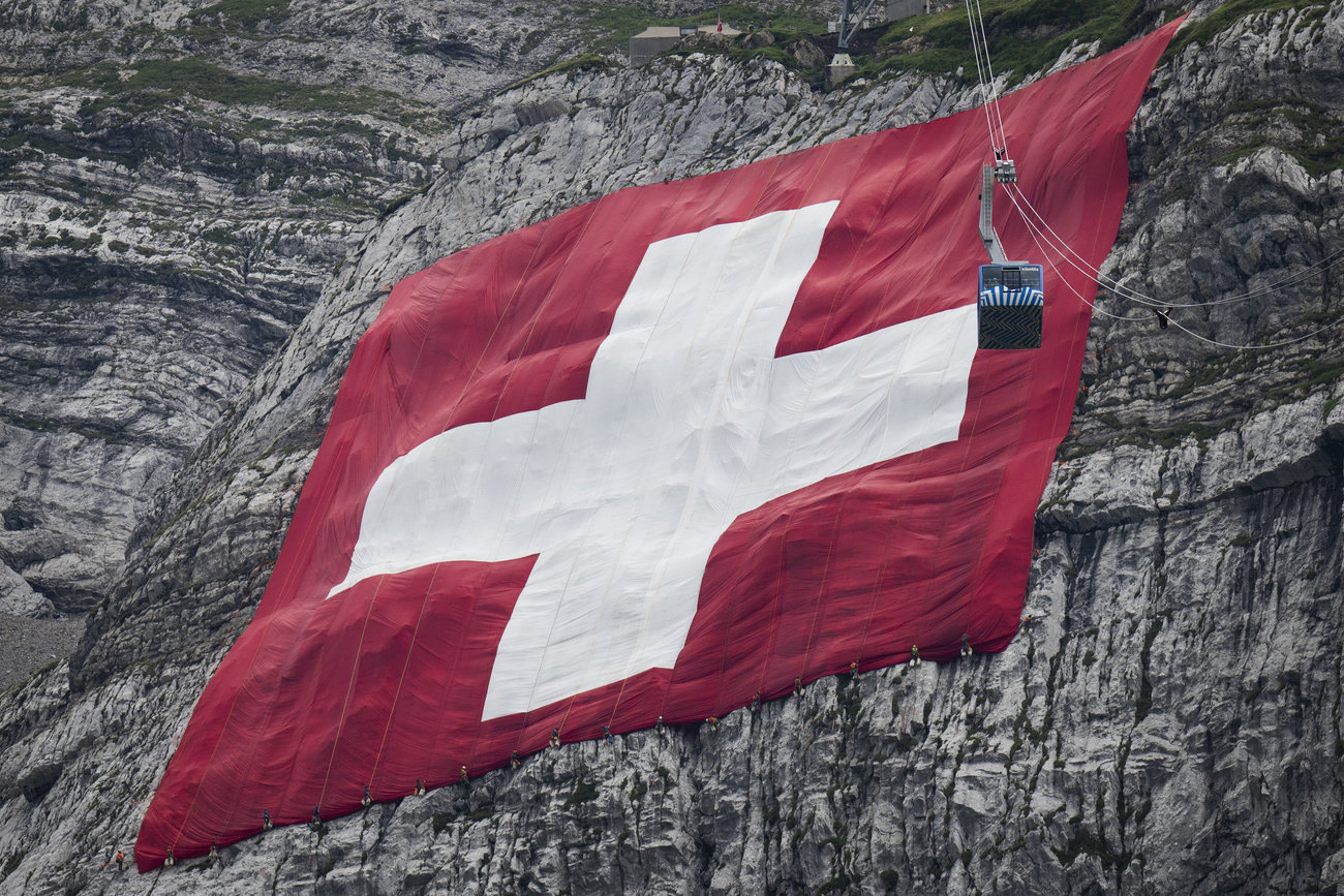 Eine 80 mal 80 Meter grosse Schweizerfahne hängt am Säntis. (Bild: Keystone)