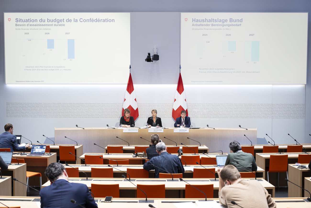 Bundesrätin Karin Keller-Sutter präsentiert den defizitären Bundeshaushalt. (Bild: Keystone)