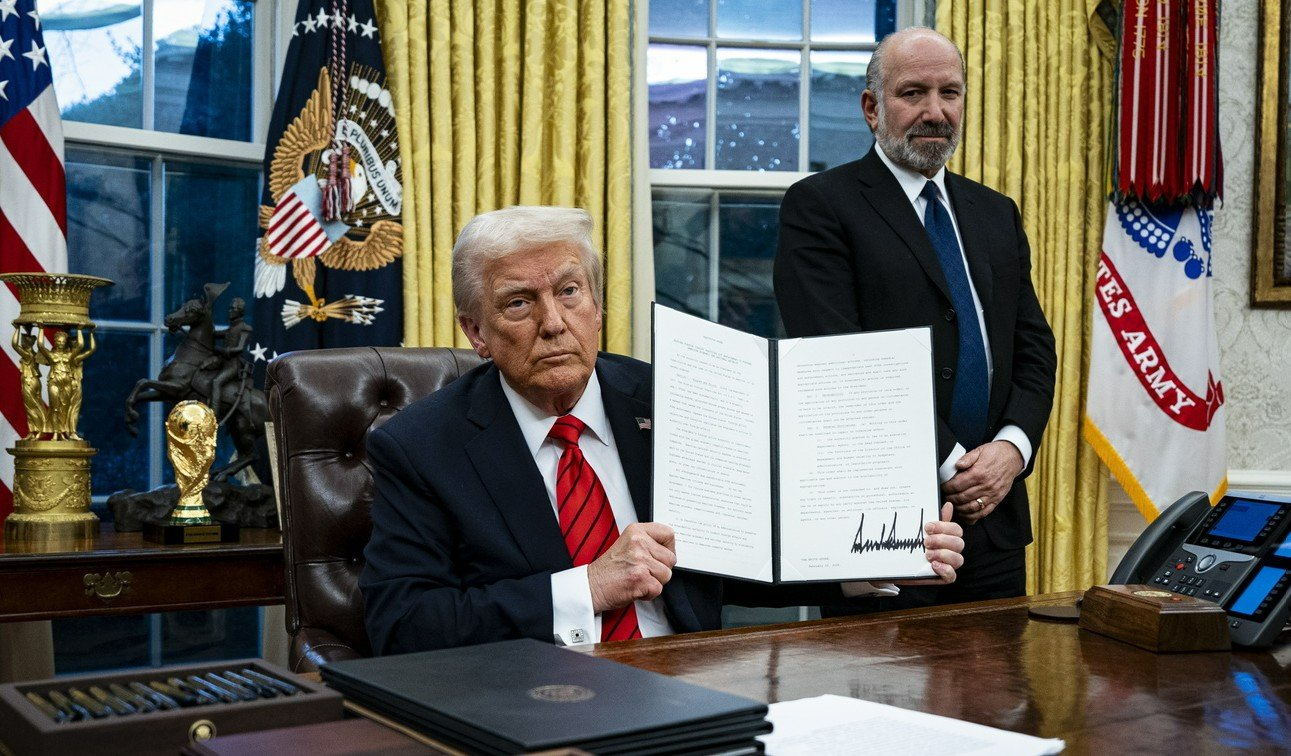 Kein allzu grosser Schaden, wenn er es nicht übertreibt: US-Präsident Donald Trump unterzeichnet ein Dekret zur Einführung von neuen Zöllen auf Stahl und Aluminium, 10. Februar 2025. Bild: Keystone