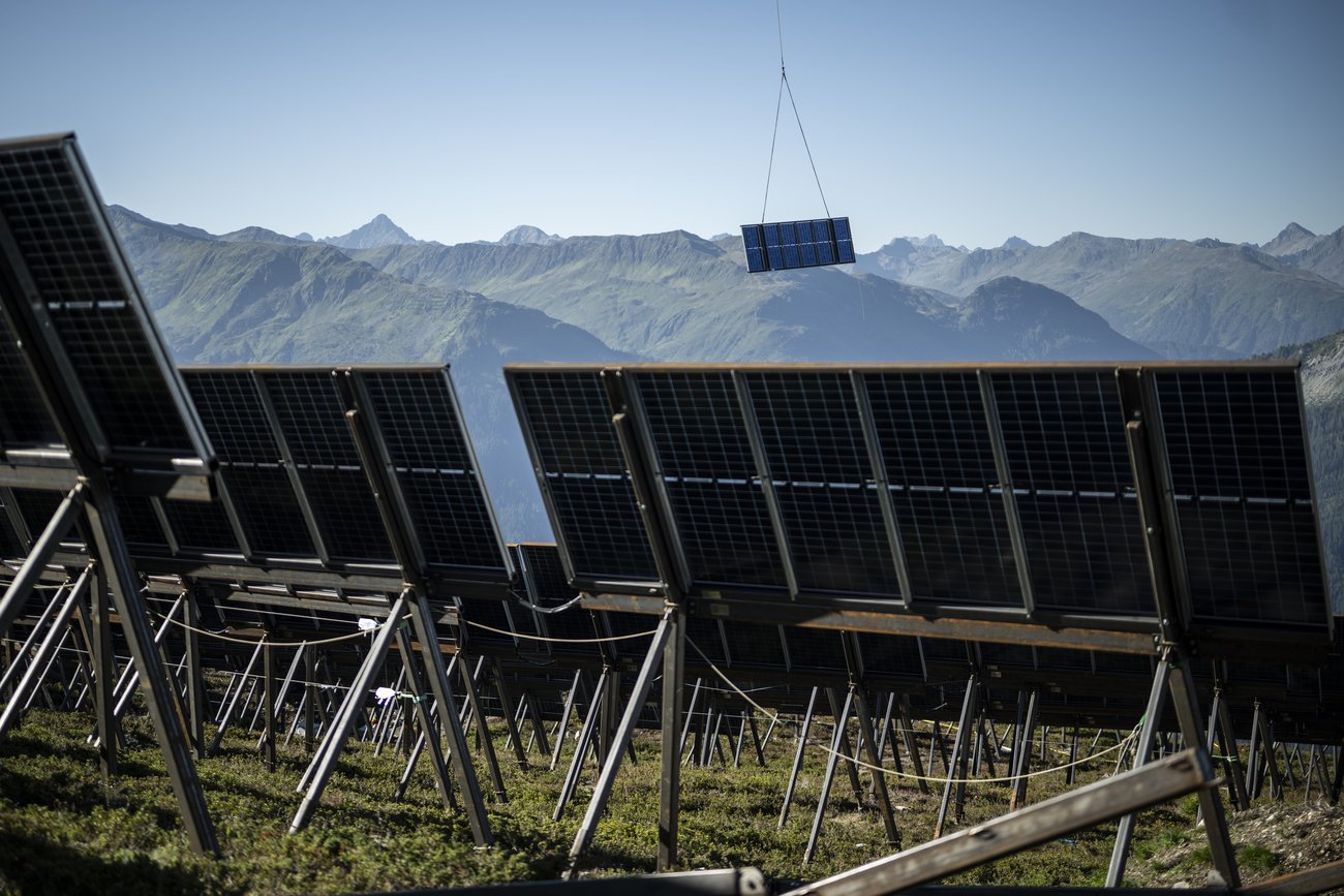 Nicht mehr als ein Tropfen auf den heissen Stein: Anlage Madrisa Solar im letzten August. Bild: Keystone