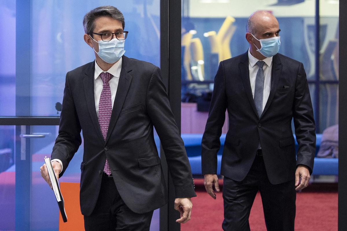 Lukas Engelberger, Präsident der Gesundheitsdirektorenkonferenz, und Alain Berset, Gesundheitsminister, auf dem Weg zur Pressekonferenz.