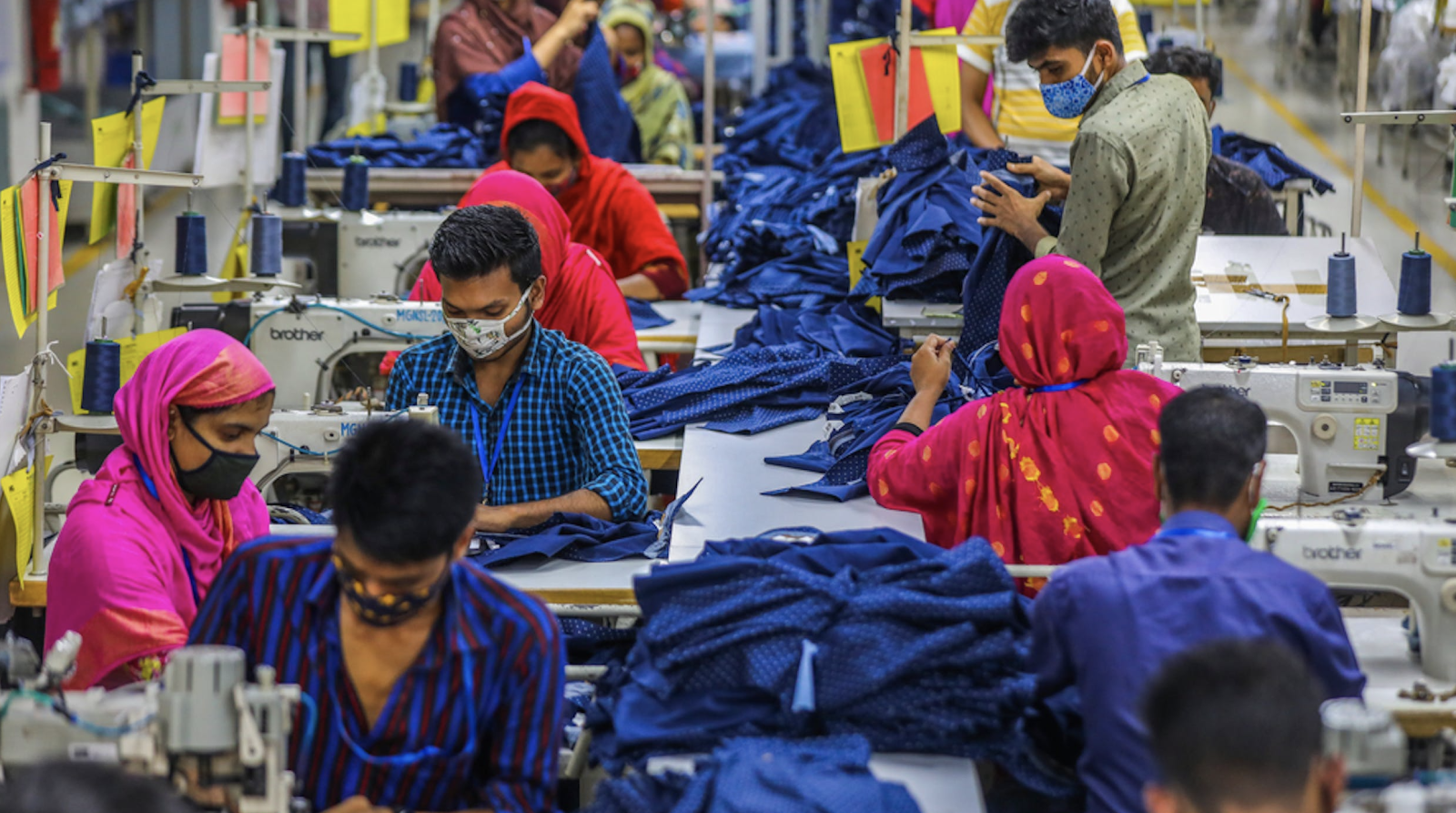 Arbeiterinnen und Arbeiter in einer Fabrik in Gazipur, Bangladesch, die Konfektionskleidung herstellen. (Bild: Shutterstock)