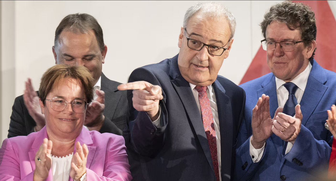 Die SVP-Parteileitung (Magdalena Martullo-Blocher und der neugewählte Präsident Marcel Dettling, links) setzt sich gegen ihre Bundesräte (Albert Rösti, rechts, Guy Parmelin) durch. Bild: Keystone