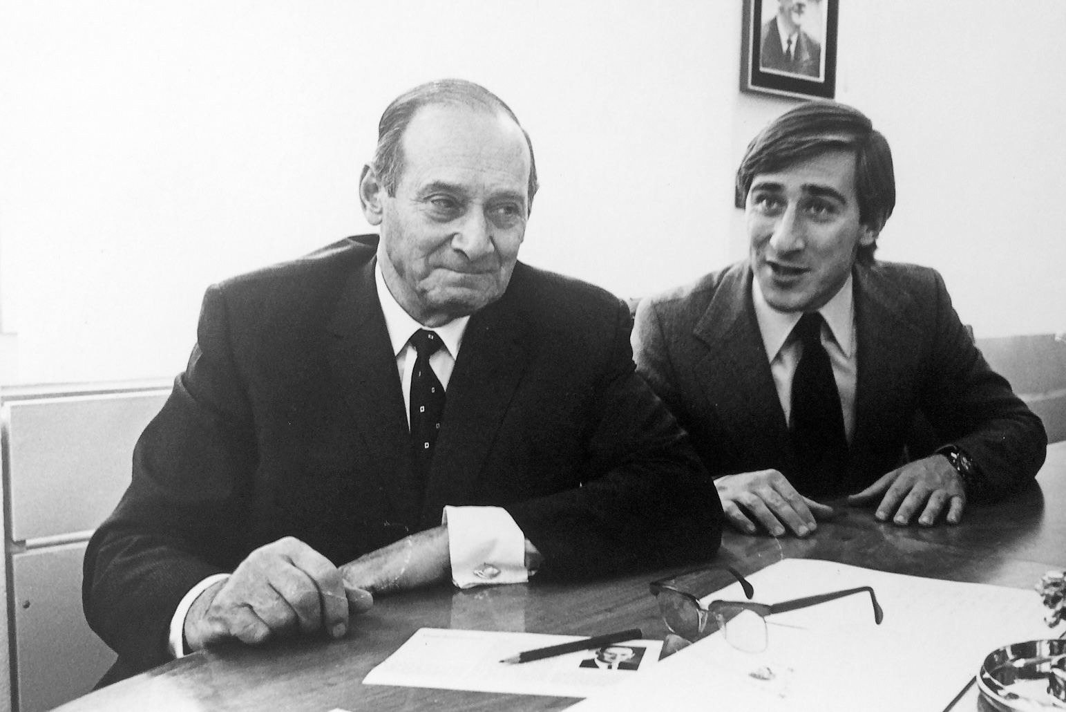 Stabsübergabe im Jahr 1969: Patron und Firmengründer Emil Frey (l.) übergibt an seinen Sohn Walter Frey. Bild: Emil Frey-Gruppe