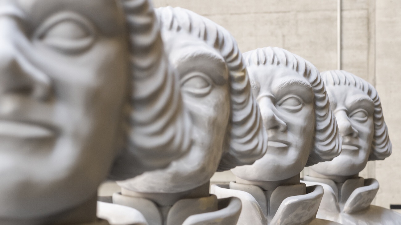 Die 15 Zwingli-Statuen werden anlaesslich des 500-Jahr-Jubiläum der Zürcher Reformation in der Stadt verteilt. Bild: Keystone