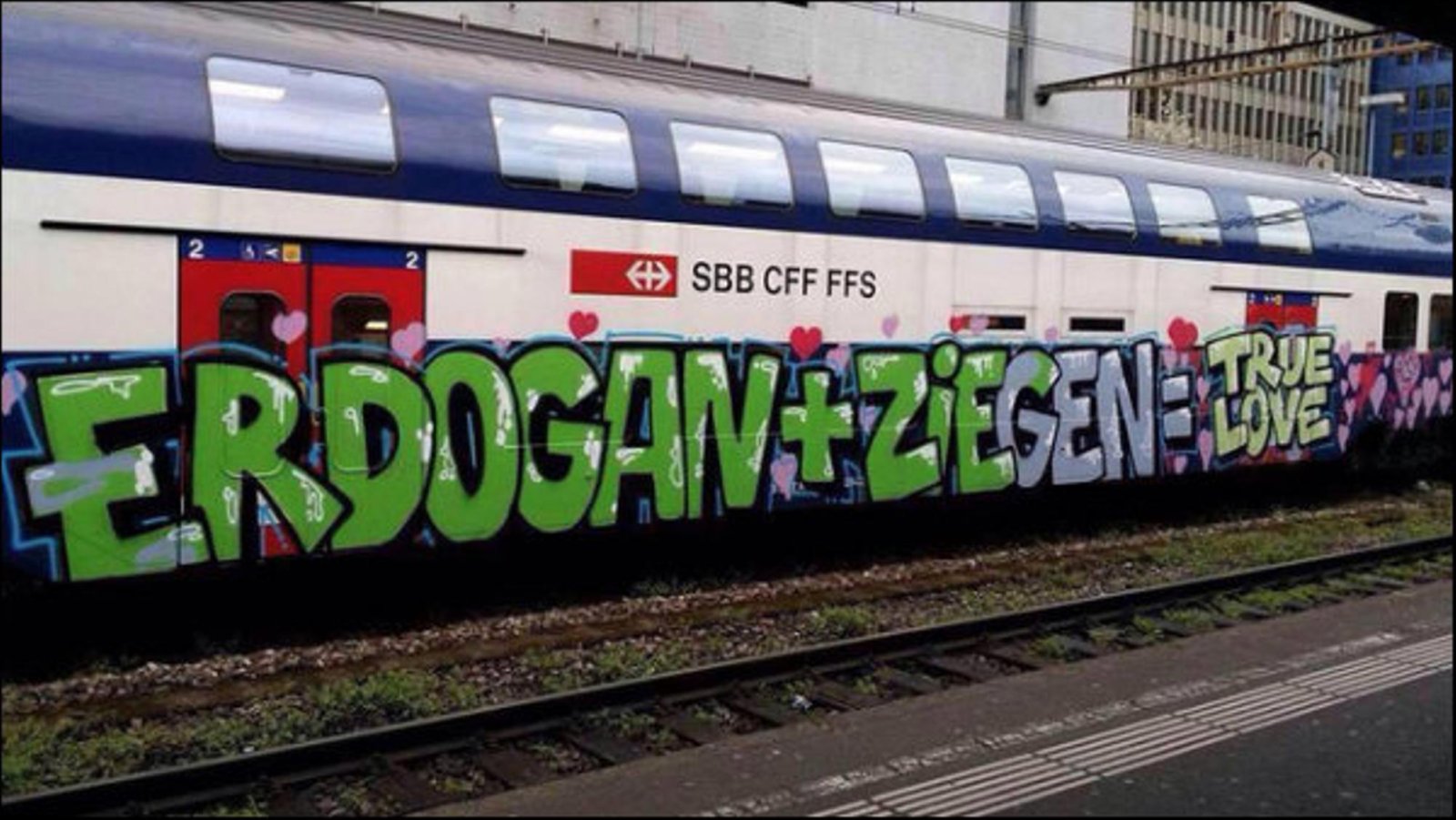 Anspielung auf das Schmähgedicht von Jan Böhmermann: Versprühte S-Bahn in Altstetten. (26. April 2016)