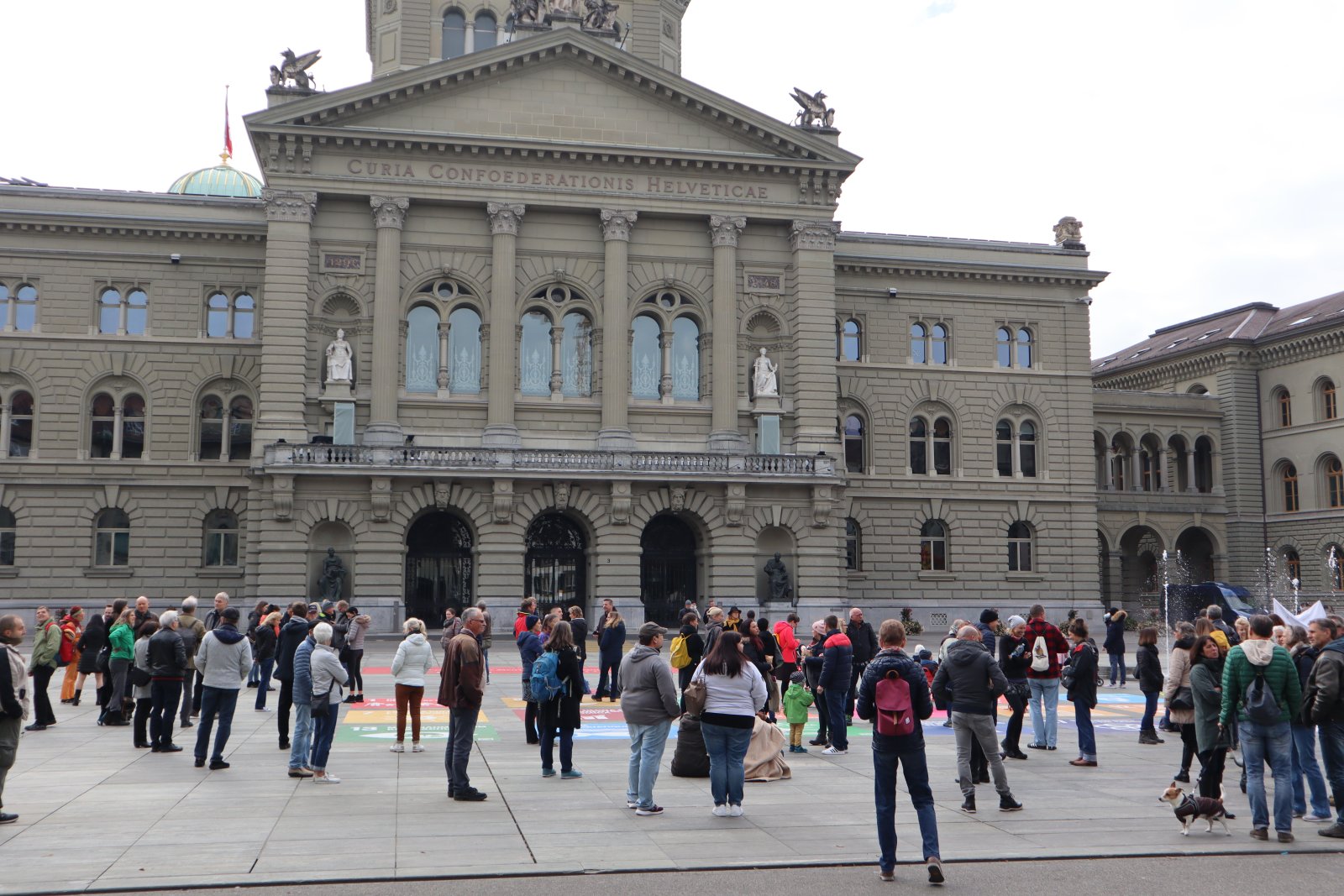 Die Proteste gegen die Corona-Massnahmen nehmen zu: Hier eine Kundgebung vor dem Bundeshaus in Bern. Foto: Shutterstock
