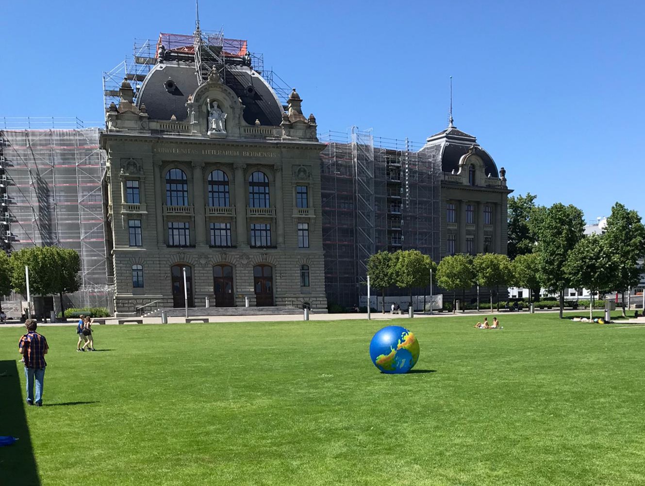 Verlorene Welt: Eine Weltkugel einsam auf der Wiese vor der «Grossen Schanze». (Bild: Sandro Frei)