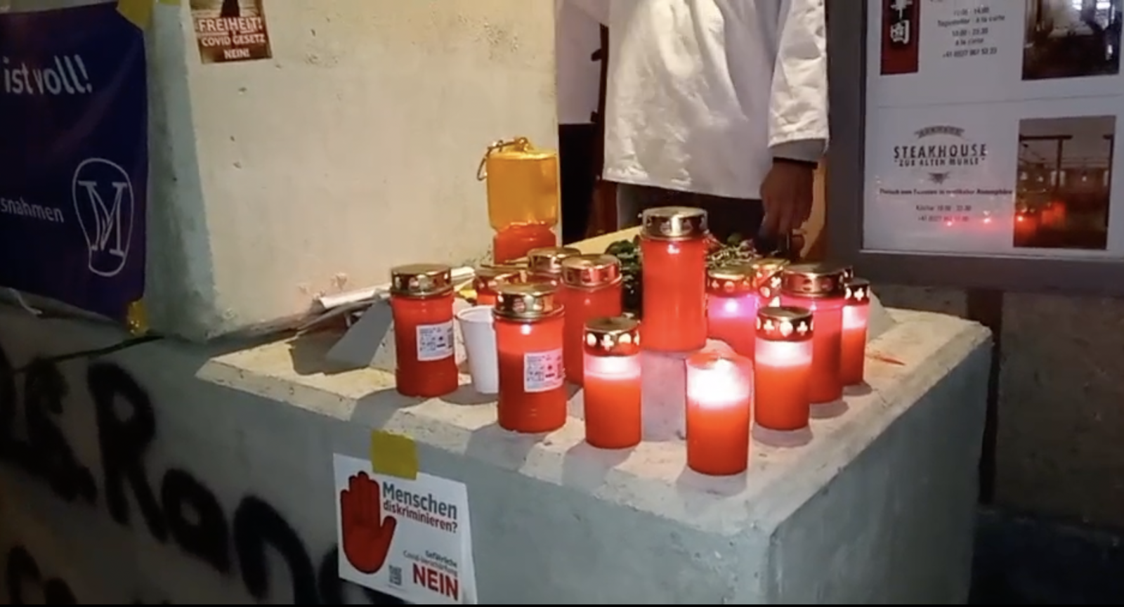 Der Eingang zur «Walliserkanne» in Zermatt wurde polizeilich mit Betonblöcken versperrt – aus denen danach eine Bar und bald eine Art «Altar» wurde.