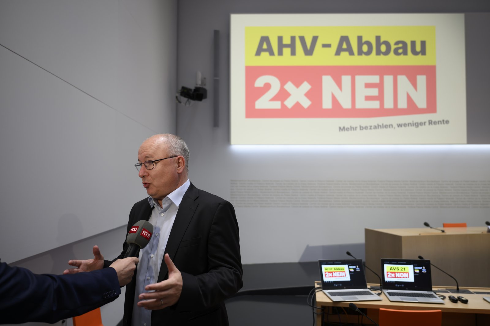 Ein offenes Mikrofon für SP-Nationalrat Pierre-Yves Maillard beim Schweizer Fernsehen. Bild: Keystone