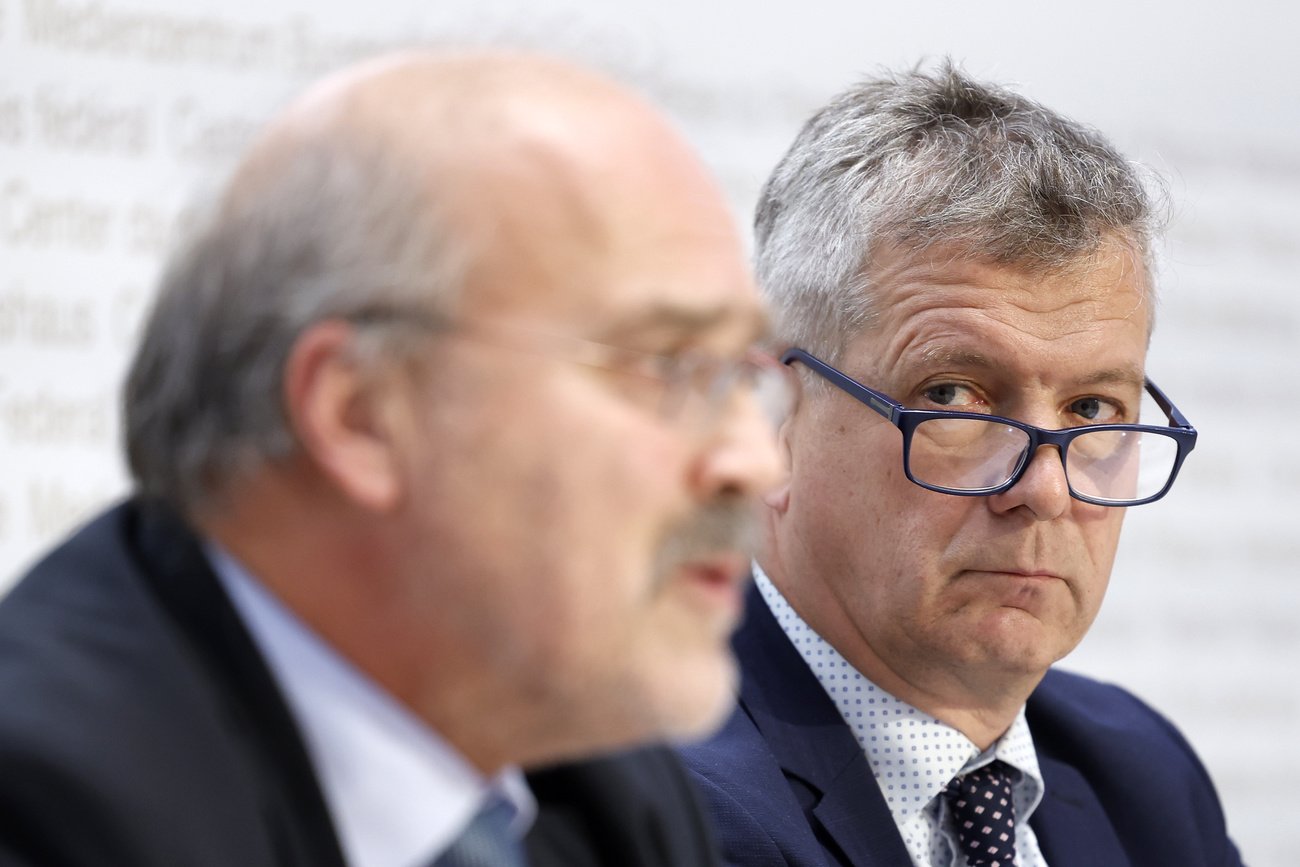 Die Mitglieder der Arbeitsgruppe vor den Medien: Ständerat Philippe Bauer (NE, FDP, links) und Nationalrat Thomas de Courten (SVP, BL). (Bild: Keystone)