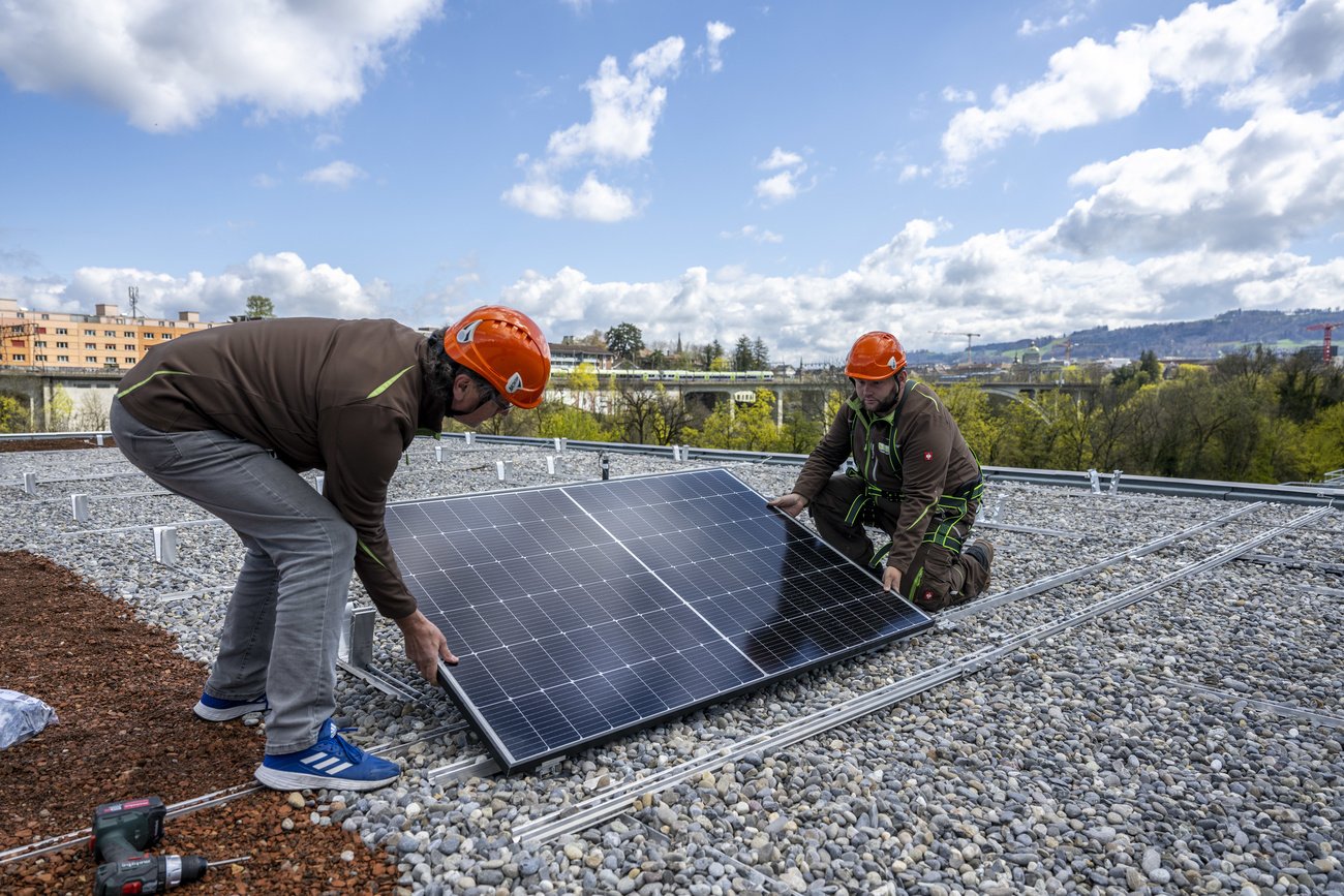 Horrend teuer: Montage von Solarpanels in Bern. Bild: Keystone