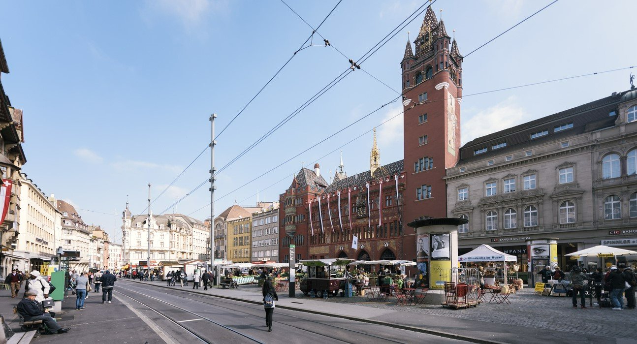 Zum dritten Mal Nein zum Ausländerstimmrecht: Marktplatz in Basel. Bild: Keystone