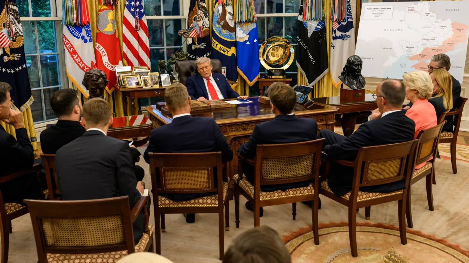 Donald Trump versammelt die mächtigsten Politiker Europas in seinem Büro. Bild: The White House
