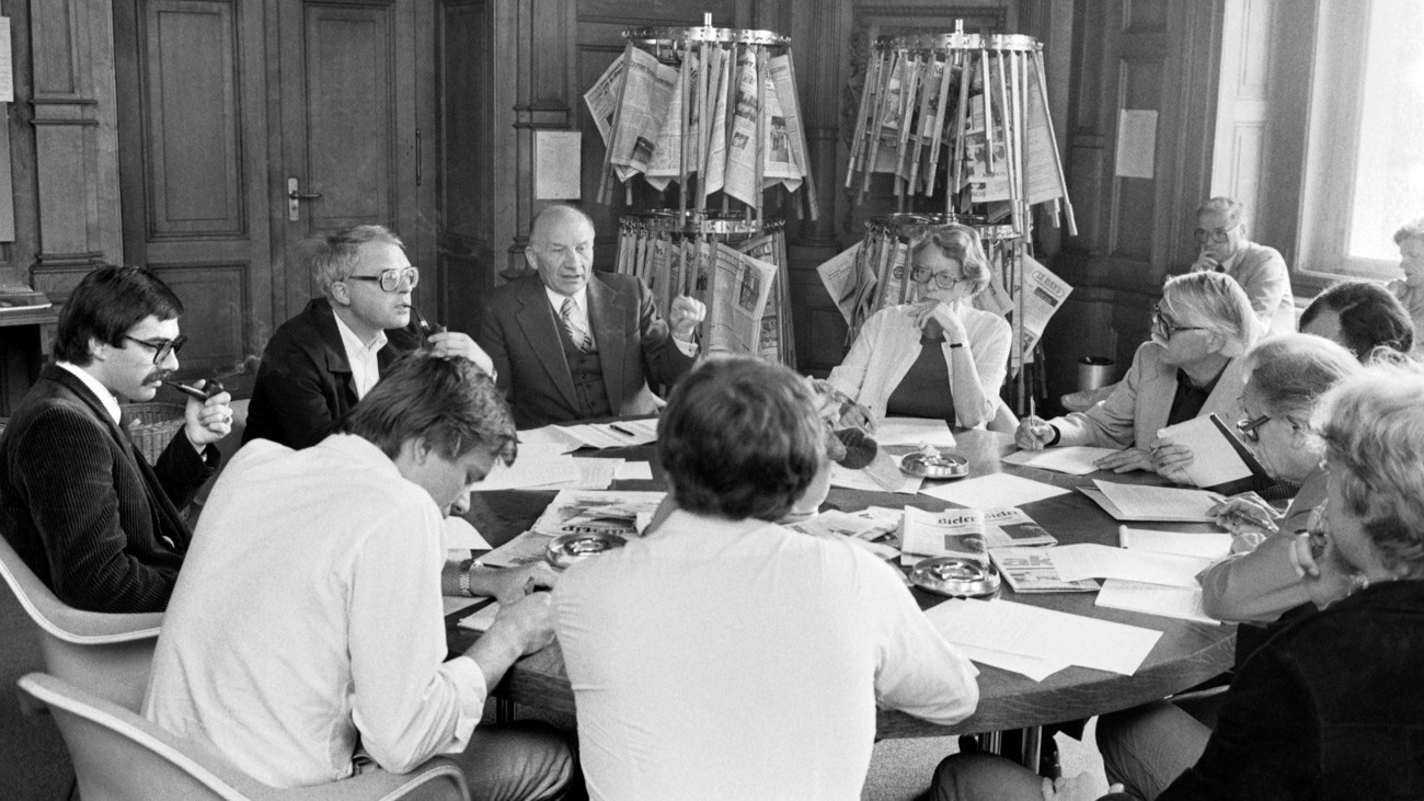 Bundeshausjournalist bei der Arbeit. Oder ein Leben in der Anarchie. Bild: Keystone (1982)