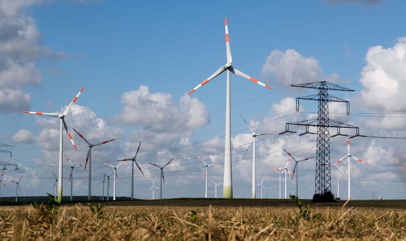 Wer meint, wenn man doppelt so viele Windräder installiert, bekomme man automatisch auch doppelt so viel Strom, ist naiv: Windpark im deutschen Niedersachsen. Bild: Keystone