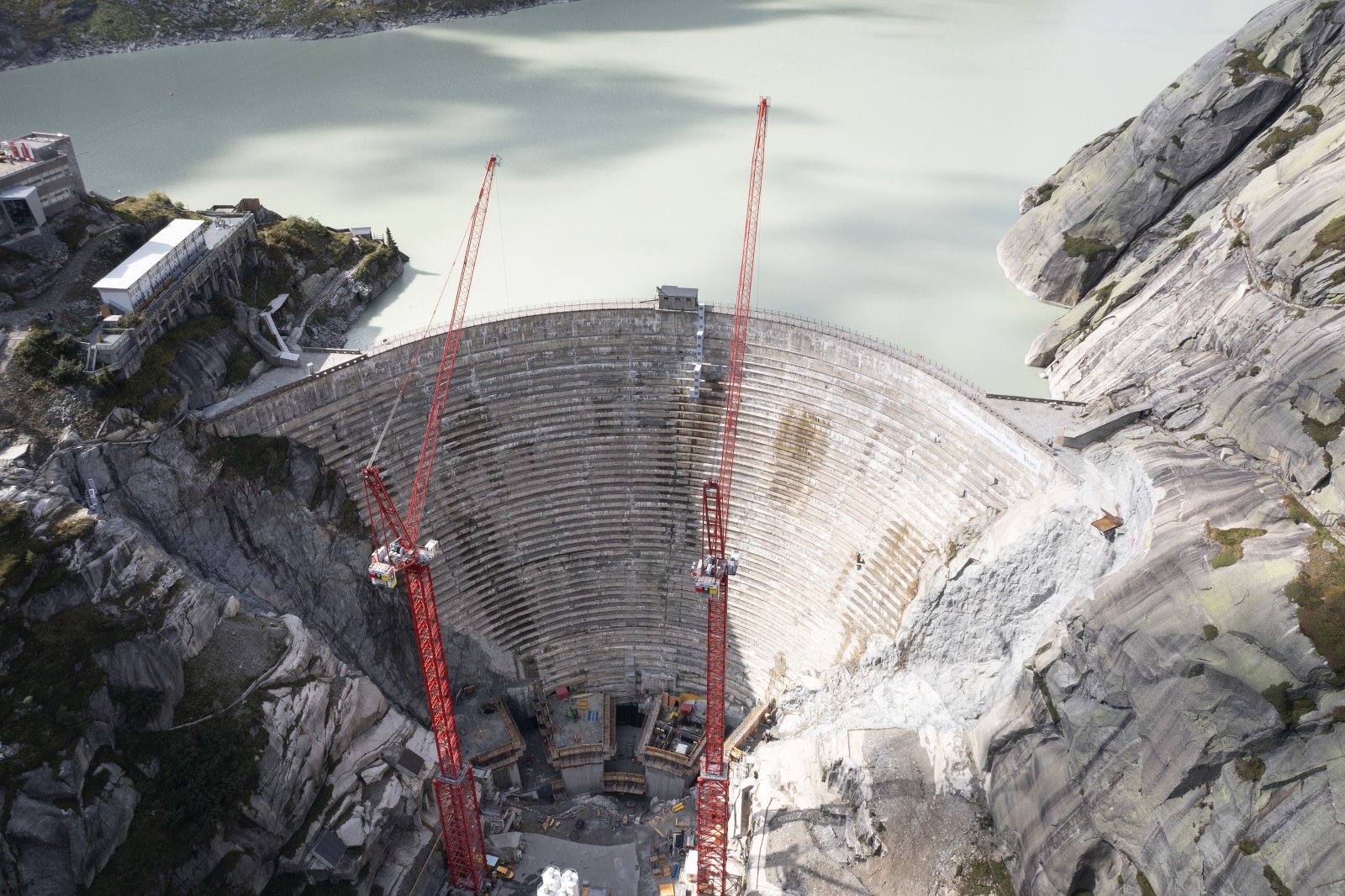 Der Bau einer neuer Staumauer - wie hier beim Ersatz einer Mauer am Grimselpass – ist in der Schweiz eine Seltenheit geworden. Bild: Keystone
