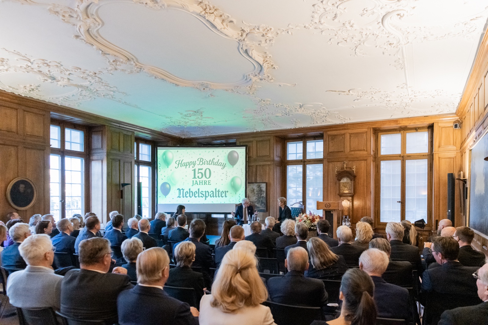 175 geladene Gäste verfolgten das Gespräch zwischen Markus Somm und Karin Keller-Sutter im Zunfthaus zur Meisen. Bild: Tabea Vogel