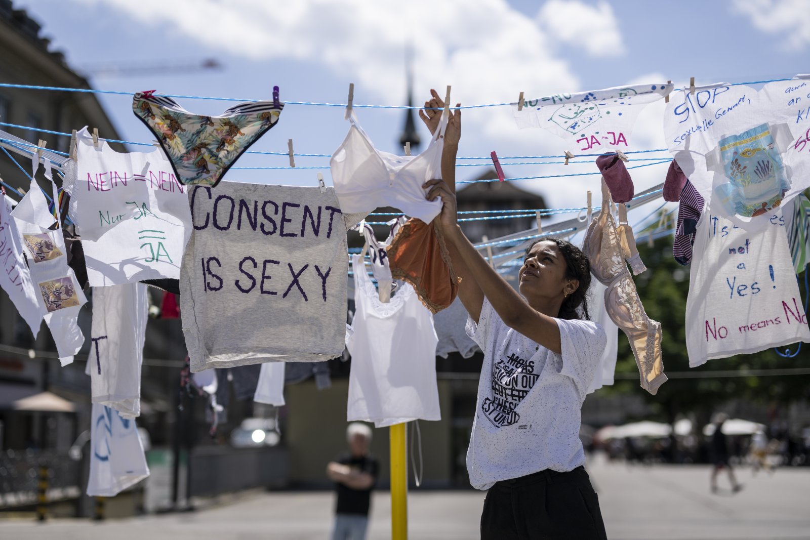 Amnesty International finanziert die «Nur Ja heisst Ja»-Kampagne. Die Staatsanwälte sehen in der Praxis Probleme. Die FDP-Delegation in der Rechtskommission nicht. (Bild: Keystone)