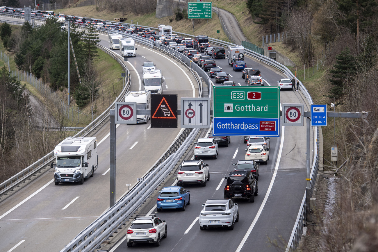 Der Verkehr staut sich inzwischen auf bis zu 20 Kilometer: Warten vor dem Gotthard-Nordportal. Bild: Keystone