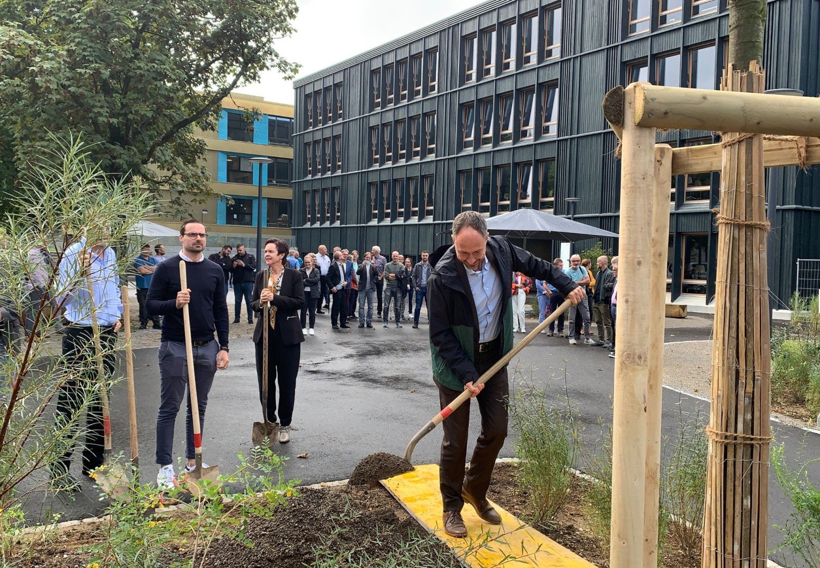 Der Neubau der Primarschule Frenke wurde vergangenen September eingeweiht mit Regierungsrätin Monica Gschwind (3.v.l). (Bild: Roman Weyeneth, www.baselland.ch)