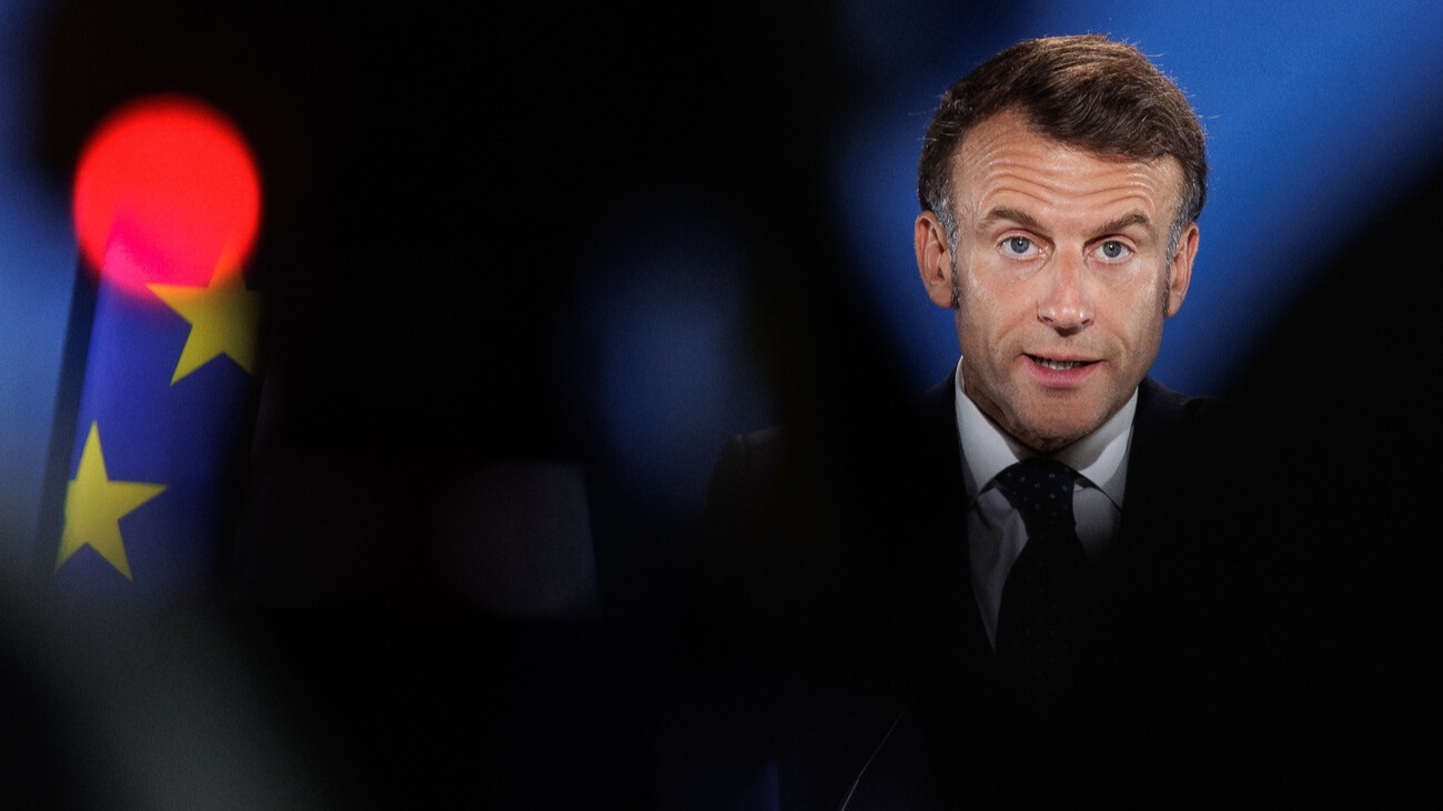 Emmanuel Macron sitzt auf einem Schuldenberg. Bild: Keystone