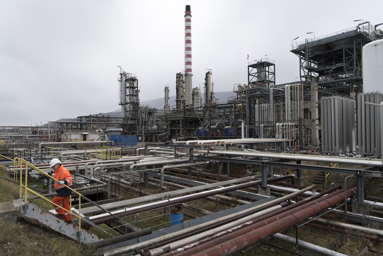Die einzige Schweizer Raffinerie in Cressier importiert heute schon 54 Prozent des Rohöls aus den USA. Bild: Keystone