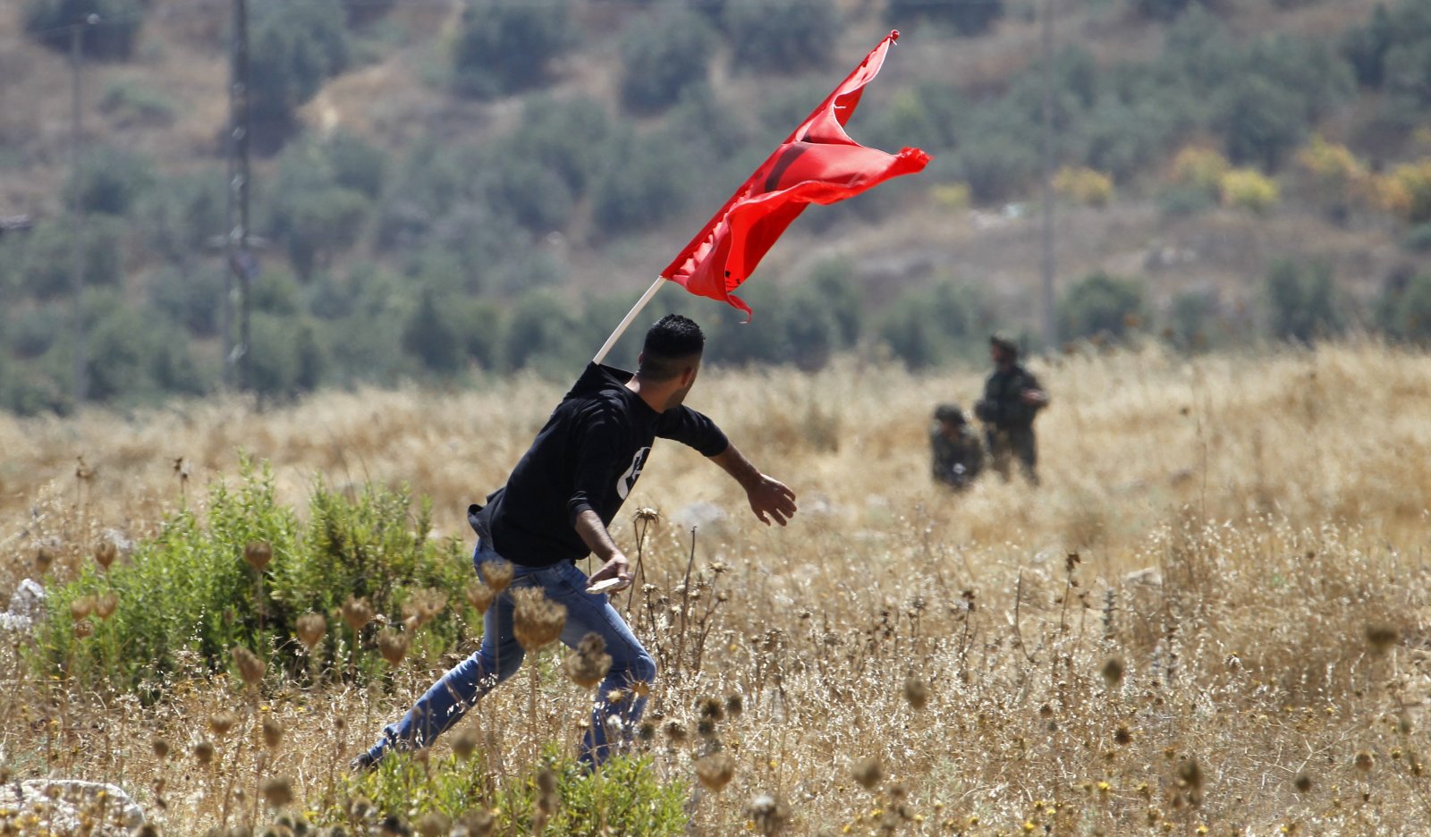Ein PFLP-Aktivist greift das israelische Militär an. Bild: Keystone-SDA