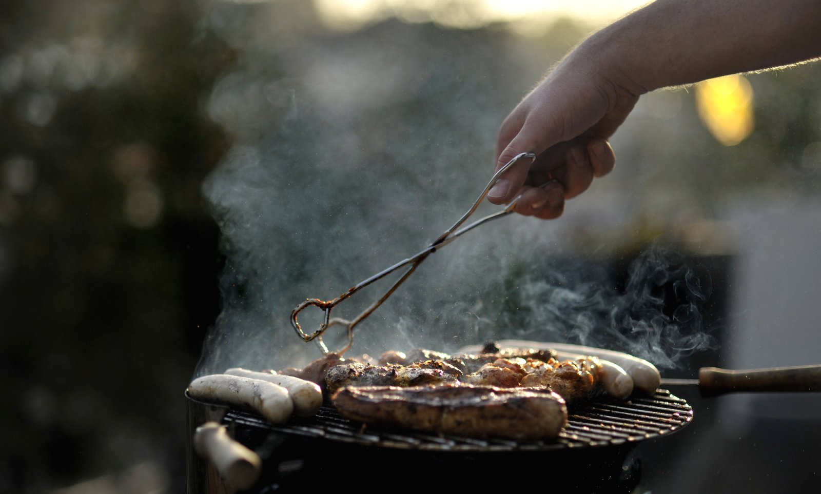 «Wir machen uns das Grillieren schön»: Der Tagi will uns die Wurst madig machen. Bild: Keystone-SDA