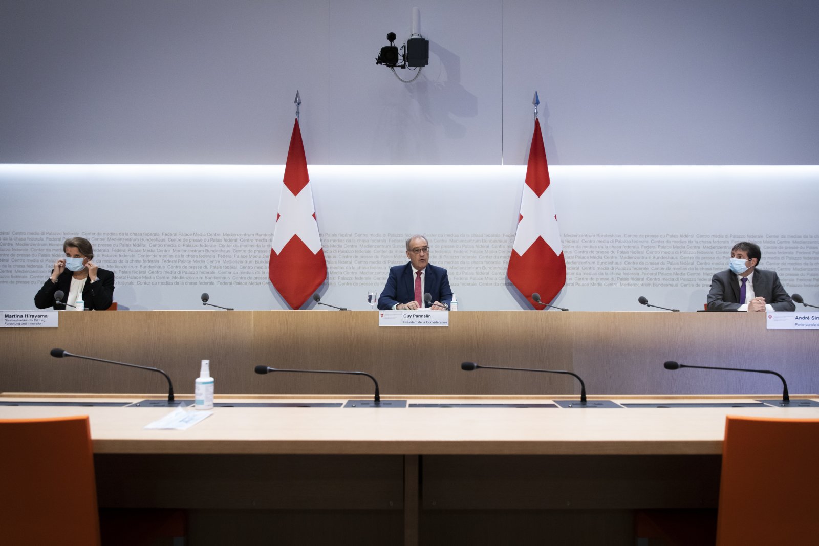 Bundesrat Guy Parmelin (Mitte), spricht an der Seite von SBFI-Staatssekretärin Martina Hirayama und Bundesratssprecher Andre Simonazzi zu Horizon Europe. Bild: Keystone
