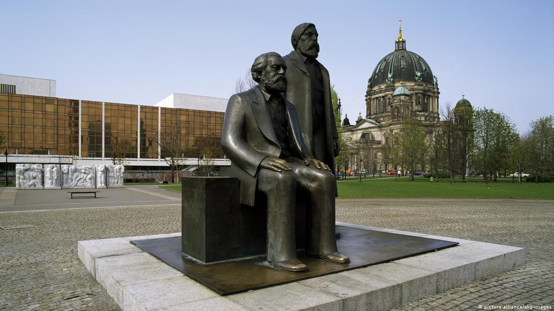 Zur Denkmal erstarrt: Das Marx-Engels Forum vor dem inzwischen abgerissenen «Palast der Republik» in Berlin. (Bild: picture-alliance/akg-images)