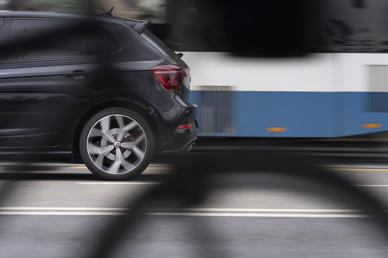 Der Ausbau des öffentlichen Verkehrs erhält breite Unterstützung, besonders bei Jüngeren und Universitätsabsolventen. Strassenbau hingegen findet vor allem bei Männern sowie FDP- und SVP-Anhängern Zustimmung. Bild: Keystone