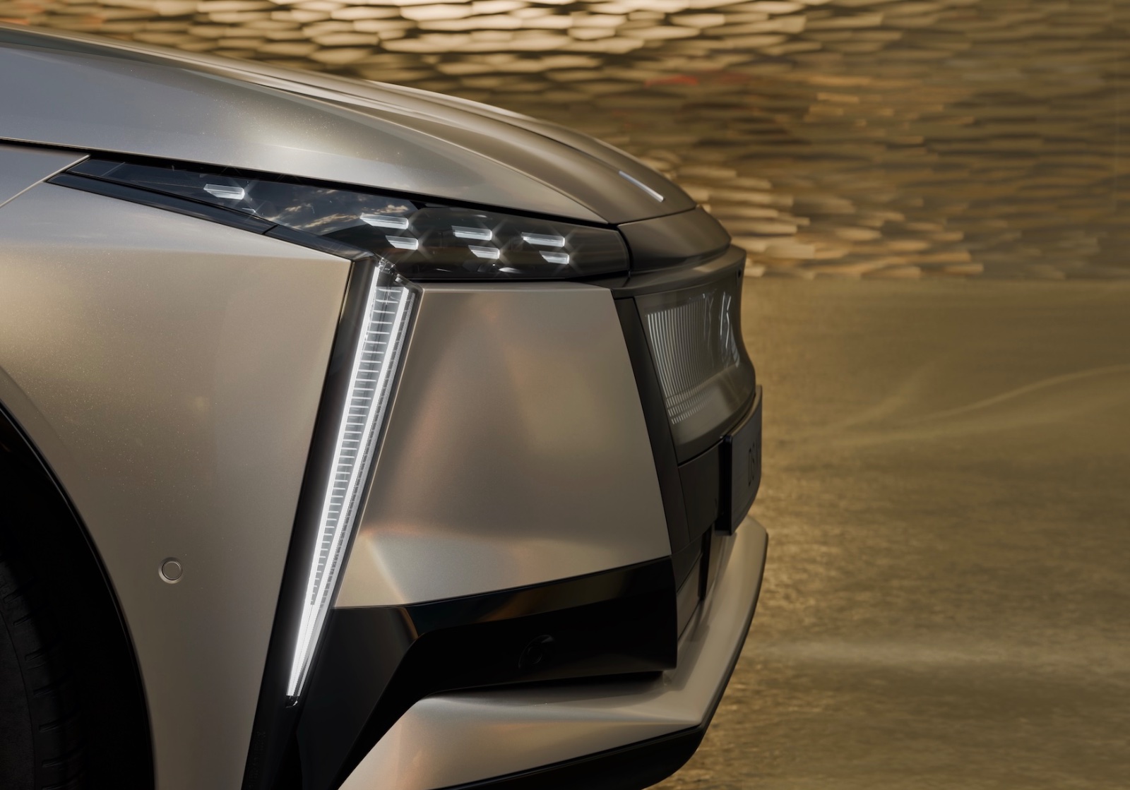 Die vertikalen Tagfahrlichter und die beleuchtete Front des DS N° 8 sorgen für einen hohen Wiedererkennungswert. Bild: DS Automobiles