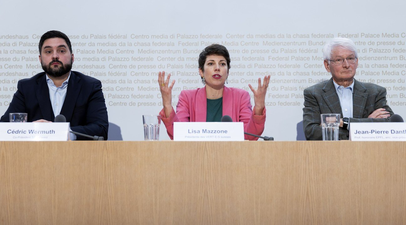 Das Hauptargument löst sich in Luft auf: Medienkonferenz der Befürworter der Klimafonds-Initiative mit Cédric Wermuth (links), Lisa Mazzone (Mitte) und Jean-Pierre Danthine. Bild: Keystone