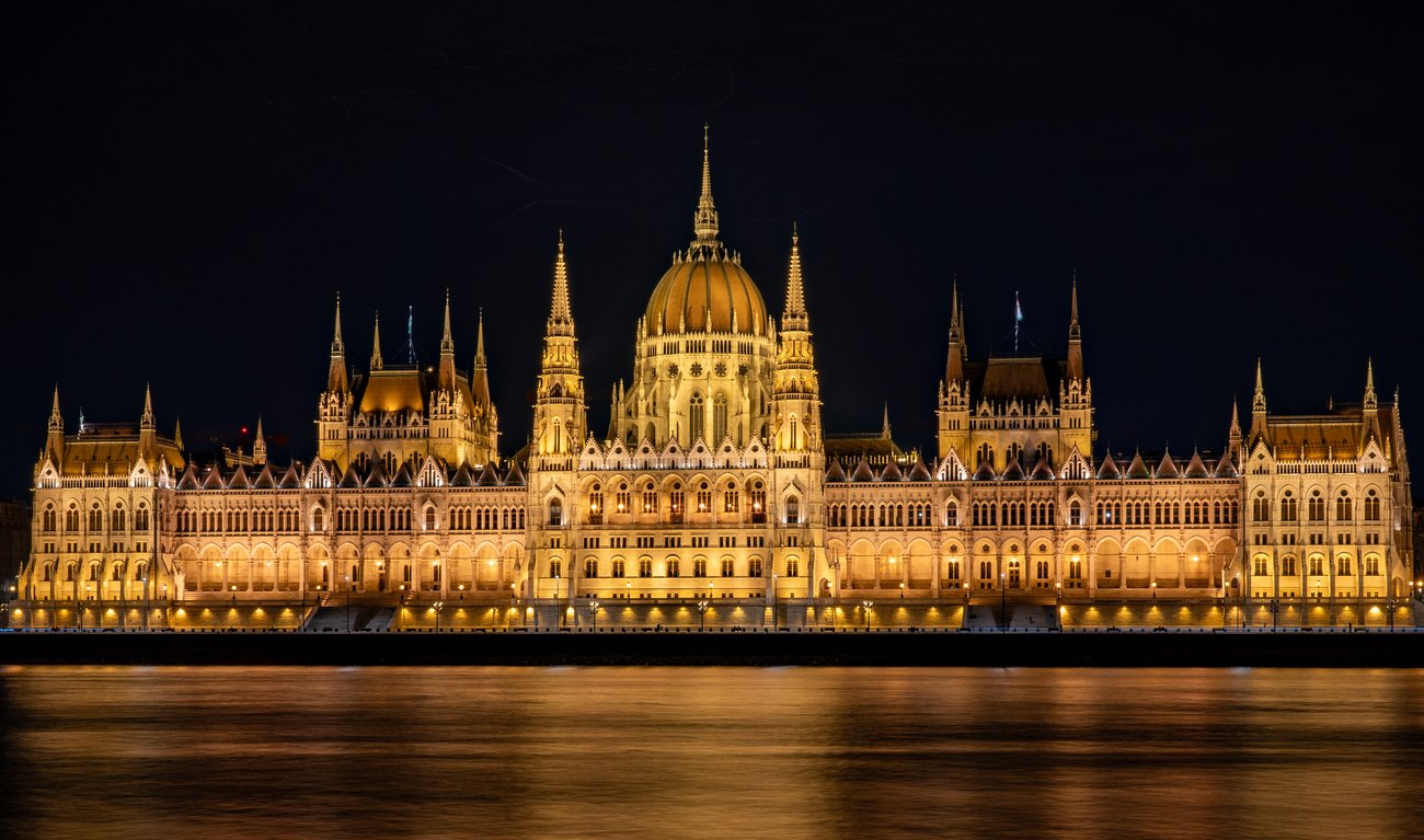 Das Parlament in Budapest im nächtlichen Lichterglanz: Die Wahlniederlage Viktor Orbáns weckt neue Hoffnung für Demokratie, Rechtsstaat und liberale Kräfte in Ungarn. Bild: Keystone