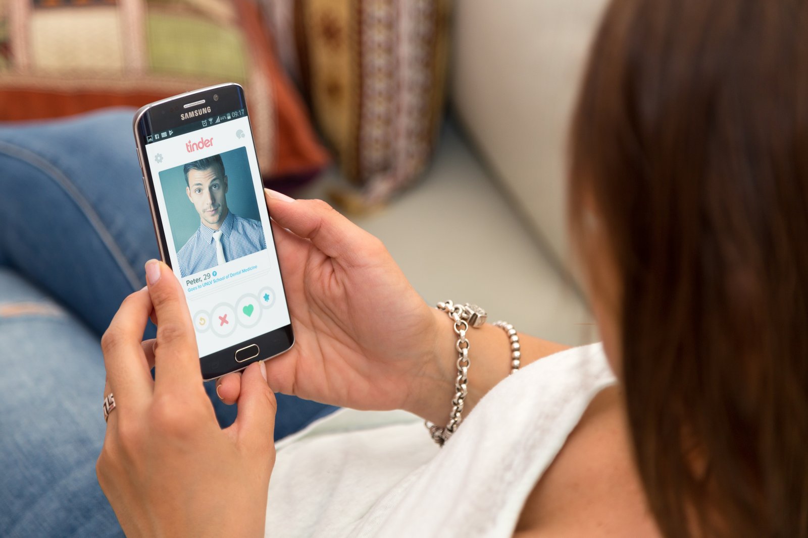 Oberflächlichkeit unvermeidbar: Trotz der Nützlichkeit von Tinder macht es vielen Leuten zu schaffen, den potenziellen Partner 
nur aufgrund von Profilbildern beurteilen zu müssen. BILD: Shutterstock