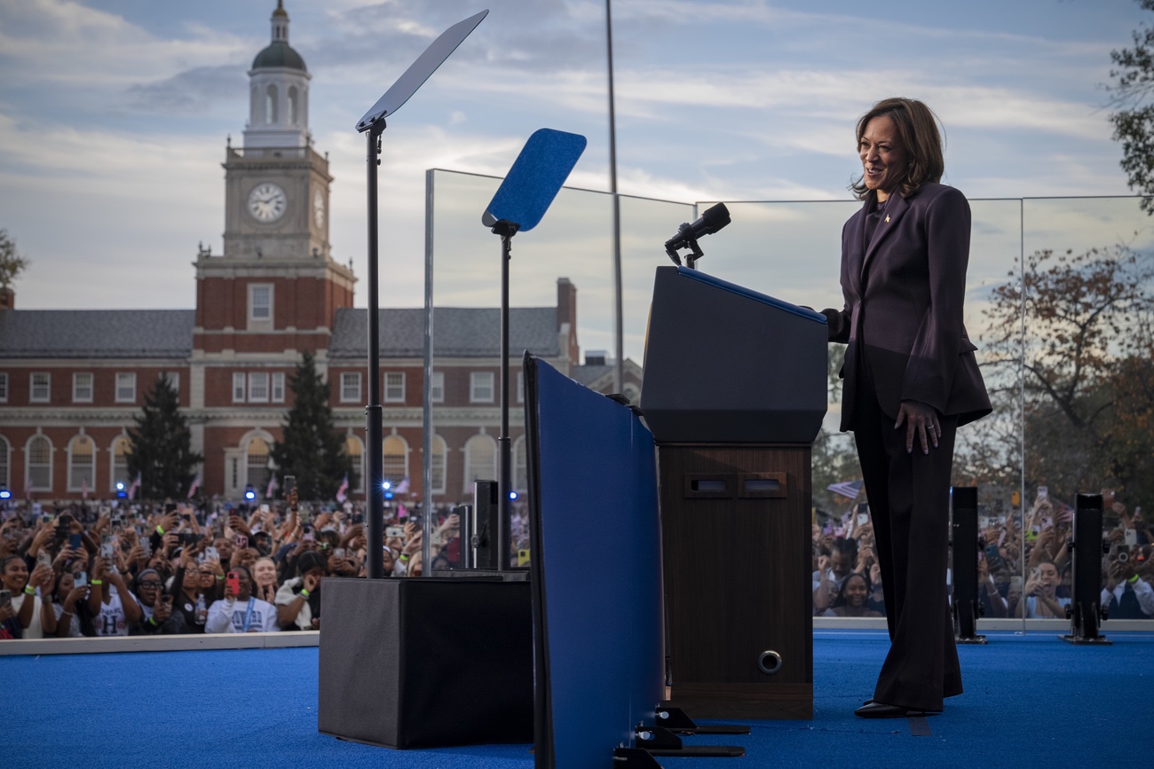 Kamala Harris – oder wie man sich in die Luft sprengt. Bild: Keystone
