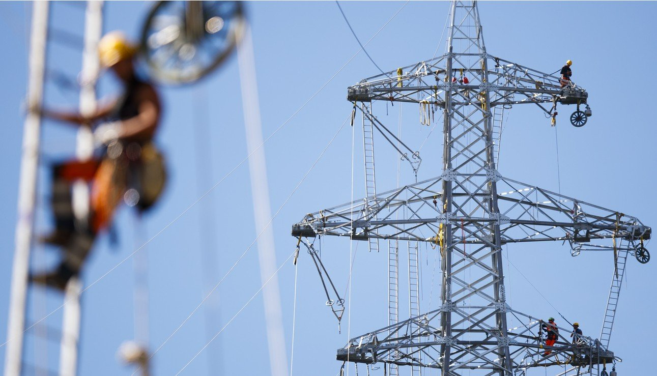 Am stärksten nimmt der Stromverbrauch im Verkehr zu: Masten in Sion VS. Bild: Keystone