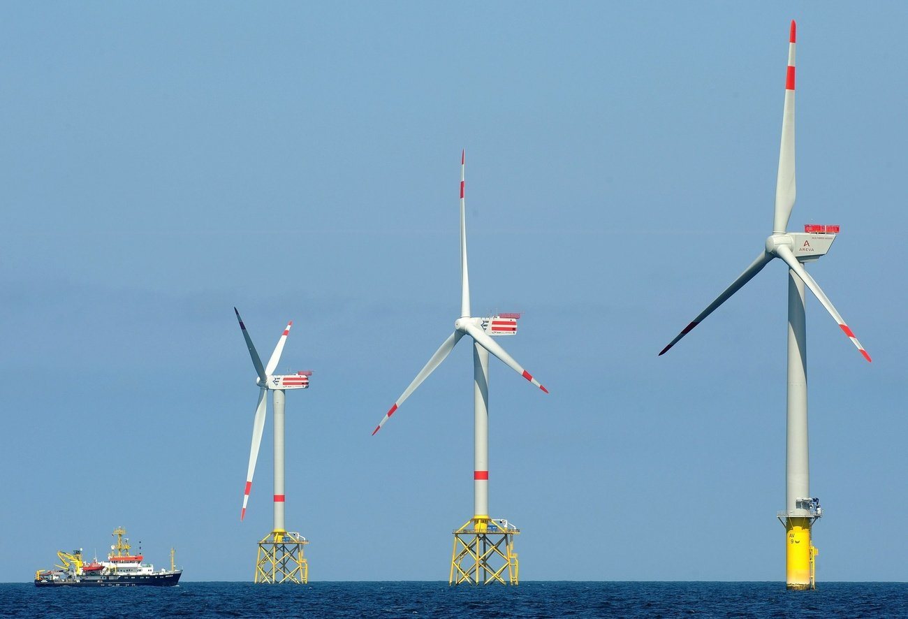 «Man muss davon ausgehen, dass der Nischenmarkt Offshore-Windkraft künftig noch kleiner wird, als er sowieso schon ist»: Windpark Alpha Ventus in der deutschen Nordsee. Bild: Keystone