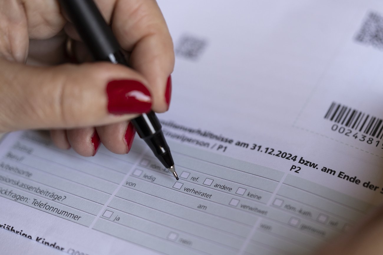 Heute werden Ehepaare in der Schweiz noch gemeinsam besteuert: Am 8. März 2026 stimmt die Bevölkerung über die Individualbesteuerung ab. Bild: Keystone