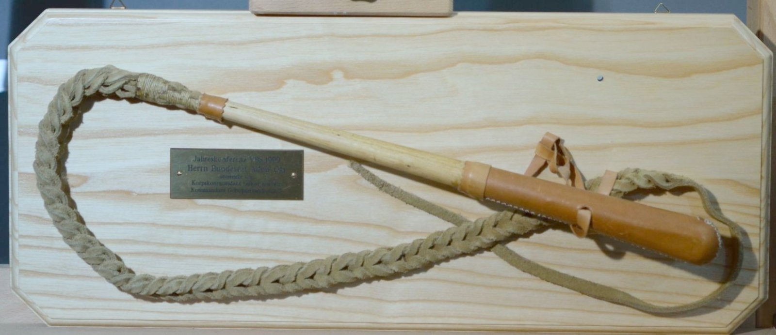 Geschenk von Korpskommandant Simon Küchler an Bundesrat Adolf Ogi Bild: BAK