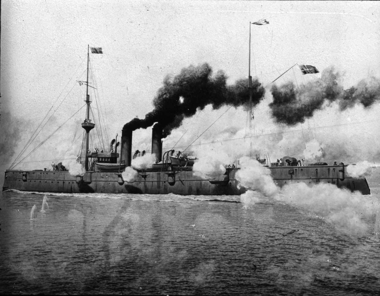 Die USS Raleigh im Spanisch-Amerikanischen Krieg, 1898. (Zeitgenössische Fotografie)