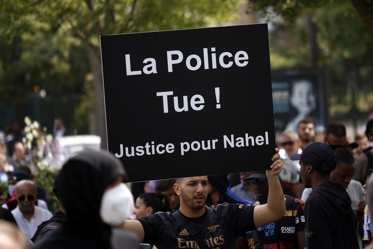 Nach dem Tod des 17-jährigen Nahel demonstrieren die Menschen in Frankreich gegen die Polizeigewalt.