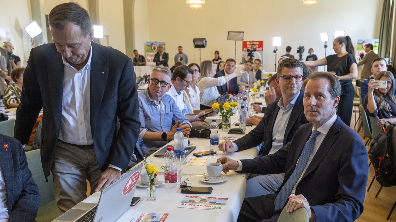 SVP-Führung, deroutiert und deprimiert. Bild: Keystone