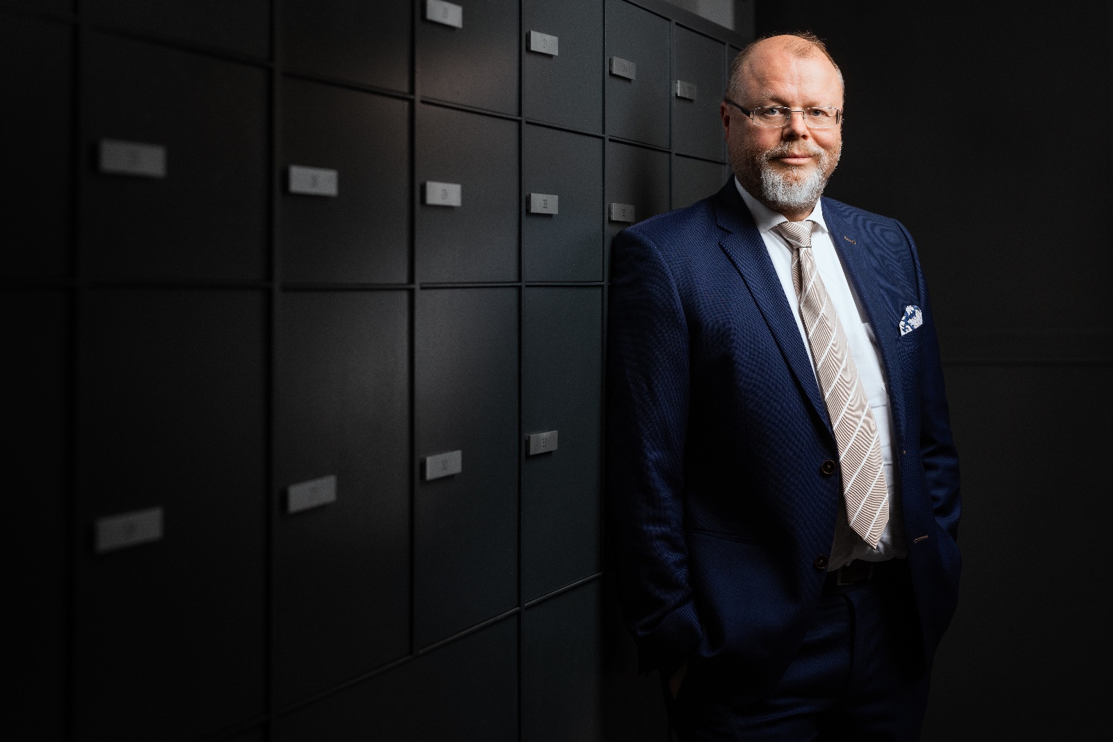 Werner J. Ullmann ist CEO von BB Wertmetall, Ökonom und Buchautor. Die Firma aus Lenzburg stellt innovative Produkte aus reinem Silber und Gold bereit, um wahre Werte aufzubauen und zu erhalten.
