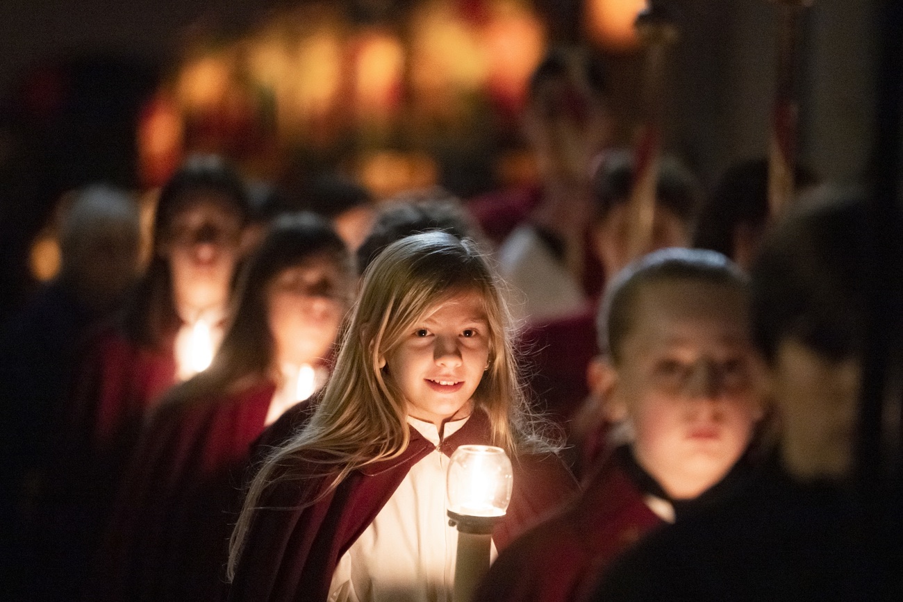 Kinder aus der Region Mendrisio tragen beleuchtete Laternen mit der Geschichte des Leidenswegs von Christi durch die Altstadt während der Prozession vom Karfreitag. Bild: Keystone