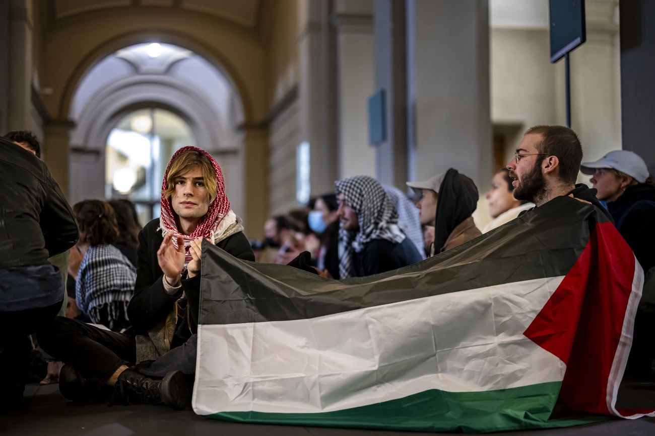 Um 11:30 Uhr stürmten mehrere Dutzend Studenten das Hauptgebäude der ETH Zürich. Bild: Keystone